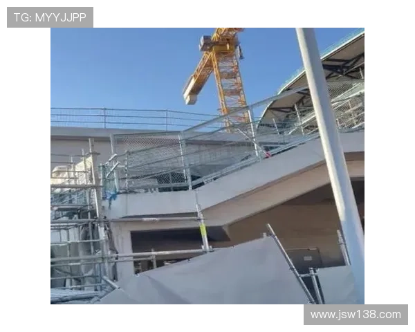 诺坎普第三层看台即将完工 顶棚支柱已安装